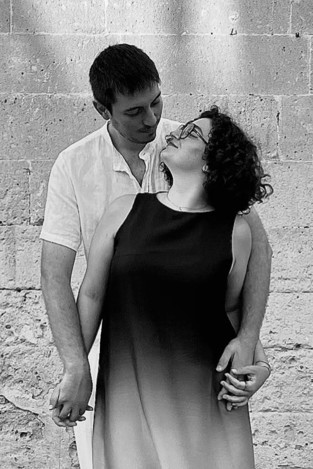 Cata i Jordi davant d'una paret de marès