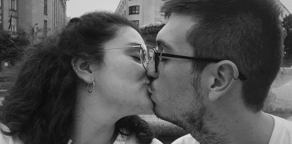 Cata i Jordi fent-se un petó