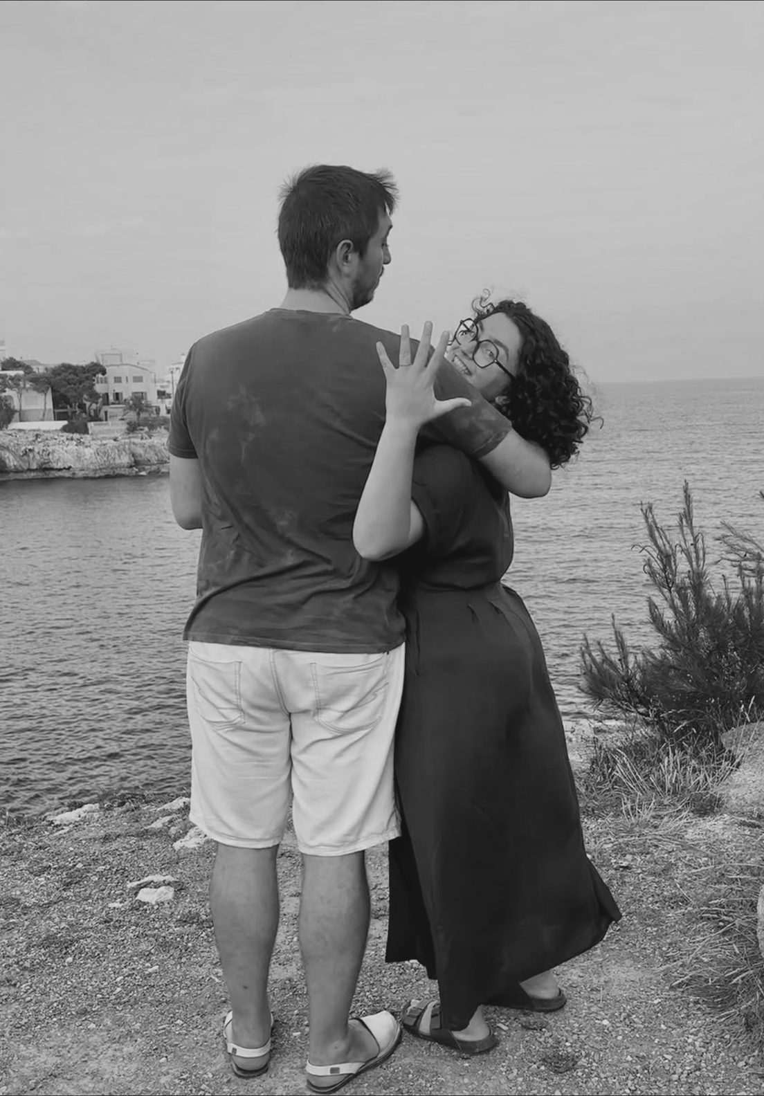 Cata i Jordi abraçats davant del mar